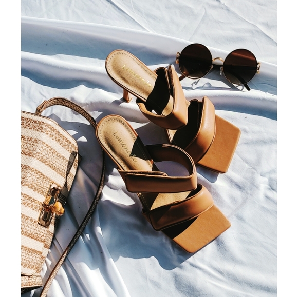 🚨LAST CHANCE// Tan heel Sandal - Picture 2 of 6